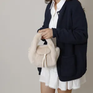 Elegante beige handtas van imitatiebont met trekkoord voor de herfst en winter mode