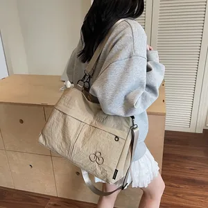 Sac fourre-tout élégant en nylon kaki de grande capacité avec bandoulière réglable