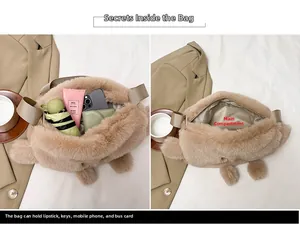 Dettaglio della capienza della tasca principale per la borsa a tracolla in peluche color albicocca