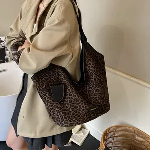 Grand sac hobo léopard pour femme avec bandoulière noire et pochette en cuir élégante
