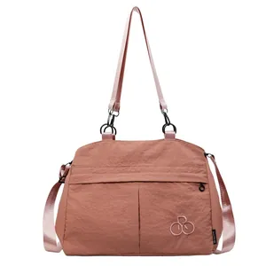 Sac fourre-tout en nylon imperméable pour femme rose poudré avec bandoulière réglable
