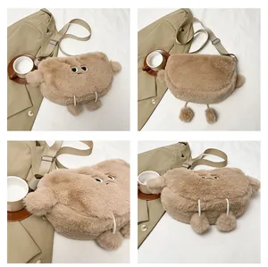 Dettaglio borsa a nuvola in peluche marrone con viso a cartone e morbidi pompon