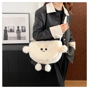 Dettaglio della borsa a nuvola in peluche bianco con espressione buffa e texture soffice