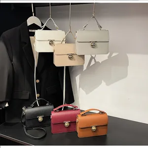Petit sac carré à bandoulière avec boucle rotative en métal et cuir grainé en six coloris