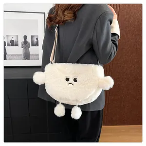 Dettaglio della borsa a nuvola in peluche bianca con espressione cartoon su una modella