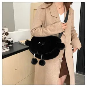Dettaglio della borsa a tracolla in peluche nero a forma di nuvola con occhi a fumetto