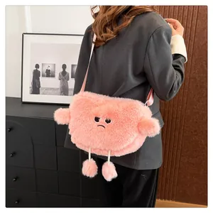 Dettaglio della borsa a nuvola in peluche rosa con ricamo imbronciato e gambe