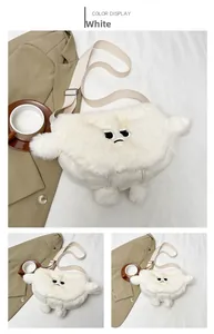Dettaglio della borsa a nuvola in peluche bianco con ricamo cartoon arrabbiato e texture