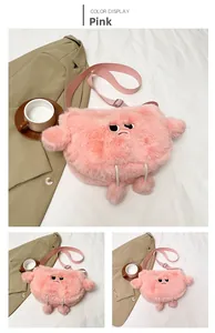 Dettaglio della borsa a nuvola in peluche rosa con espressione buffa e soffice