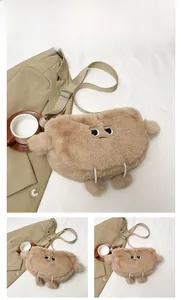 Dettaglio della borsa a nuvola in peluche kaki con ricami buffi e dettagli pompon