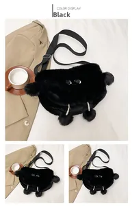 Dettaglio della borsa di peluche nera con occhi a fumetto e tracolla in tela regolabile