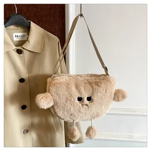 Dettaglio della borsa a tracolla in peluche con pelliccia sintetica e cinturino