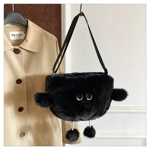 Dettaglio di una borsa di peluche nera con occhi a cartone animato su sfondo trench beige