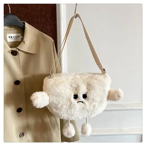 Dettaglio della borsa a nuvola in peluche con viso ricamato e tracolla regolabile