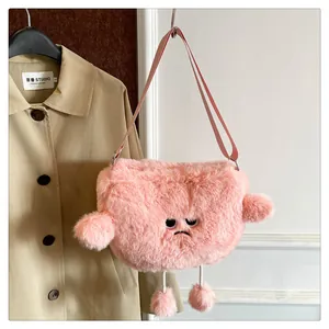 Dettaglio della borsa a nuvola in peluche rosa con faccina buffa e decori a pompon