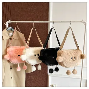 Quattro borse a tracolla in peluche colorate con facce ricamate originali su un supporto
