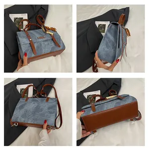 Détails du tissu texturé bleu et des lanières en cuir marron sur le sac vintage
