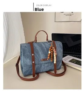 Détail de la texture denim avec sangles en cuir et pendentif décoratif en perles de bois