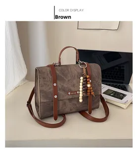 Sac à main vintage marron en similicuir avec pompon en perles de bois et boucle en métal