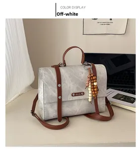 Détail du sac vintage crème avec texture marbrée et accessoire de perles colorées