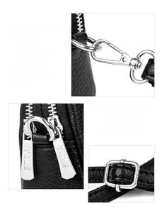 Détails de la quincaillerie argentée sur un sac bandoulière noir à texture litchi