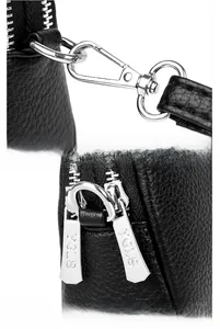 Détail d'un sac en cuir noir avec deux fermetures éclair et crochet amovible en argent
