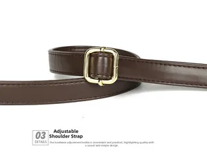 Détail de la bandoulière réglable en cuir marron avec boucle en métal doré poli