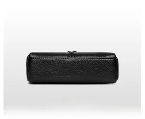 Vue détaillée du fond du sac en cuir grainé noir avec des coutures de précision