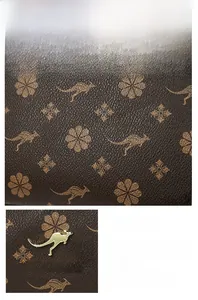 Détail macro du cuir marron avec motif kangourou et plaque logo en métal doré brillant