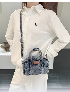 Detailansicht der Vintage Denim Umhängetasche mit braunem Lederpatch und Metallreißverschluss