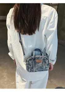 Blaue Denim Mini Umhängetasche mit Lederpatch und verstellbarem Riemen am Modell