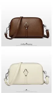 Détails de sacs bandoulière café et blanc cassé avec boucles tulipes et texture de cuir