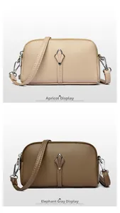 Détails de la texture du cuir et des ferrures tulipes sur les sacs à bandoulière en cuir