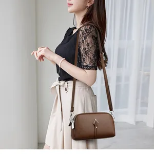 Sac bandoulière élégant marron foncé pour femme avec grain galet et détails argentés