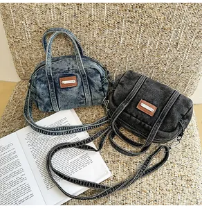 Draufsicht auf Mini-Boston-Taschen aus Denim in Blau und Grau mit Schulterriemen