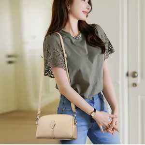 Sac bandoulière minimaliste en cuir grainé beige pour femme au style élégant
