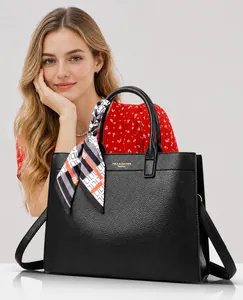 Dettaglio borsa tote in pelle nera con sciarpa di seta e logo dorato stampato
