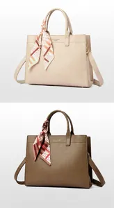 Vista dettagliata delle borse tote in pelle albicocca e grigia con eleganti foulard