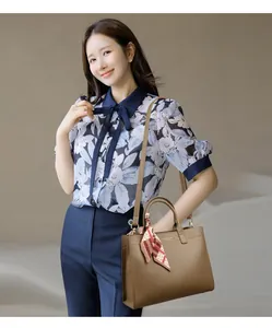 Dettaglio della borsa tote in pelle marrone martellata con foulard decorativo in seta a scacchi
