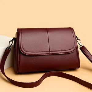 Dettaglio della pelle martellata bordeaux e fibbia in metallo di borsa retrò donna
