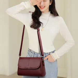 Borsa a tracolla da donna in pelle bordeaux a grana litchi con patta e tracolla regolabile