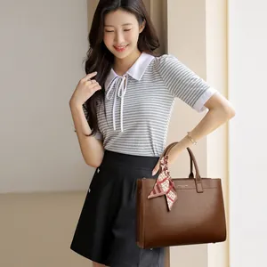 Borsa tote in pelle marrone scuro con elegante sciarpa di seta e design capiente ideale