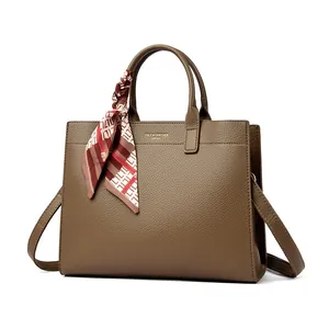 Borsa tote da donna in pelle martellata color taupe con sciarpa in seta e tracolla