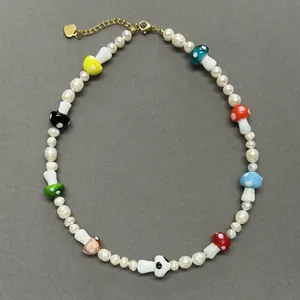 Collier de perles d'eau douce avec pendentifs champignons colorés et fermoir réglable