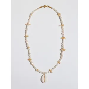 Collana boho con ciondolo a conchiglia e perle naturali per uno stile da spiaggia
