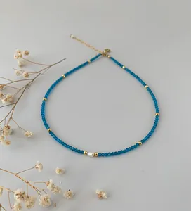 Detailaufnahme der Perlenkette mit blauen facettierten Steinen, Perlen und Goldverschluss