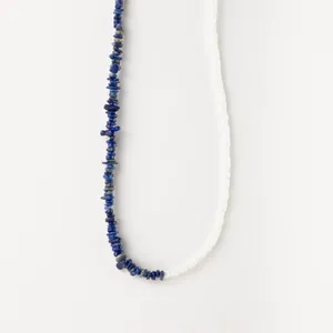 Détail du collier de perles en pierres concassées bleues et petites perles blanches