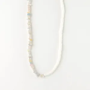 Collier en pierres colorées et perles de coquillage blanc style bohème de plage