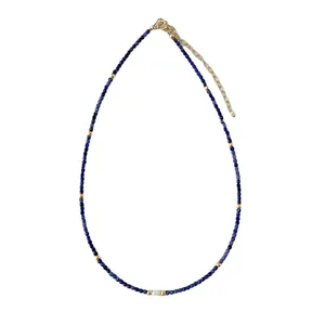 Minimalistische Perlenkette mit blauen Natursteinen und weißer Süßwasserperle als Akzent