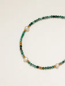 Dettaglio del bracciale di perline con pietre naturali verdi e perle d'acqua dolce